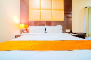 Egyptian cotton sheets, premium bedding, in-room safe, free WiFi - Fabhotel Polovictory Palace (Jaipur)