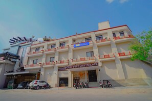 A multi-story building with a sign for "100 Hotels" and "Polo Victory Palace" restaurant. - Fabhotel Polovictory Palace (Jaipur)