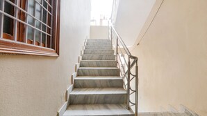 Eine Marmortreppe mit Metallgeländern, die zu einer oberen Etage führt.