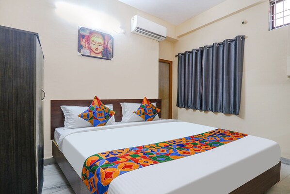 Egyptian cotton sheets, premium bedding, in-room safe, free WiFi - Fabhotel Prestige Castle (Hyderabad)
