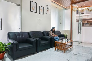 Lobby sitting area - Fabhotel Prime Athiti Delight Stay (Pune)