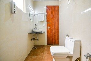 Rom – deluxe | Bad | Dusj, regndusjhode, toalettartikler (inkludert) og håndklær