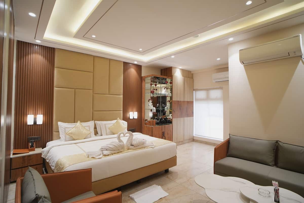 Luxe kamer | Lakens van Egyptisch katoen, luxe beddengoed, een kluis op de kamer