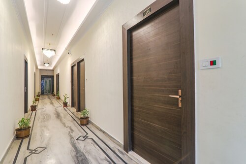 Fabhotel Raj Palace
