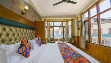 Egyptian cotton sheets, premium bedding, in-room safe, free WiFi