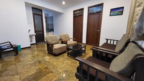Lobby sitting area - Fabhotel Sri Vari Studio Apartment (Kodaikanal)