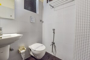 Regadera, regadera tipo lluvia, amenidades de baño gratuitas, toallas 