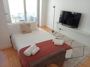 2 bedrooms, desk, Internet, bed sheets - Azul Downtown Apartments - Biblioteca (Coimbra)