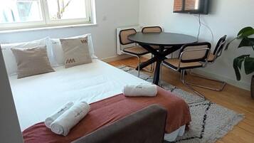 1 bedroom, desk, internet, bed sheets