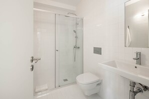 Een douche, een haardroger, handdoeken