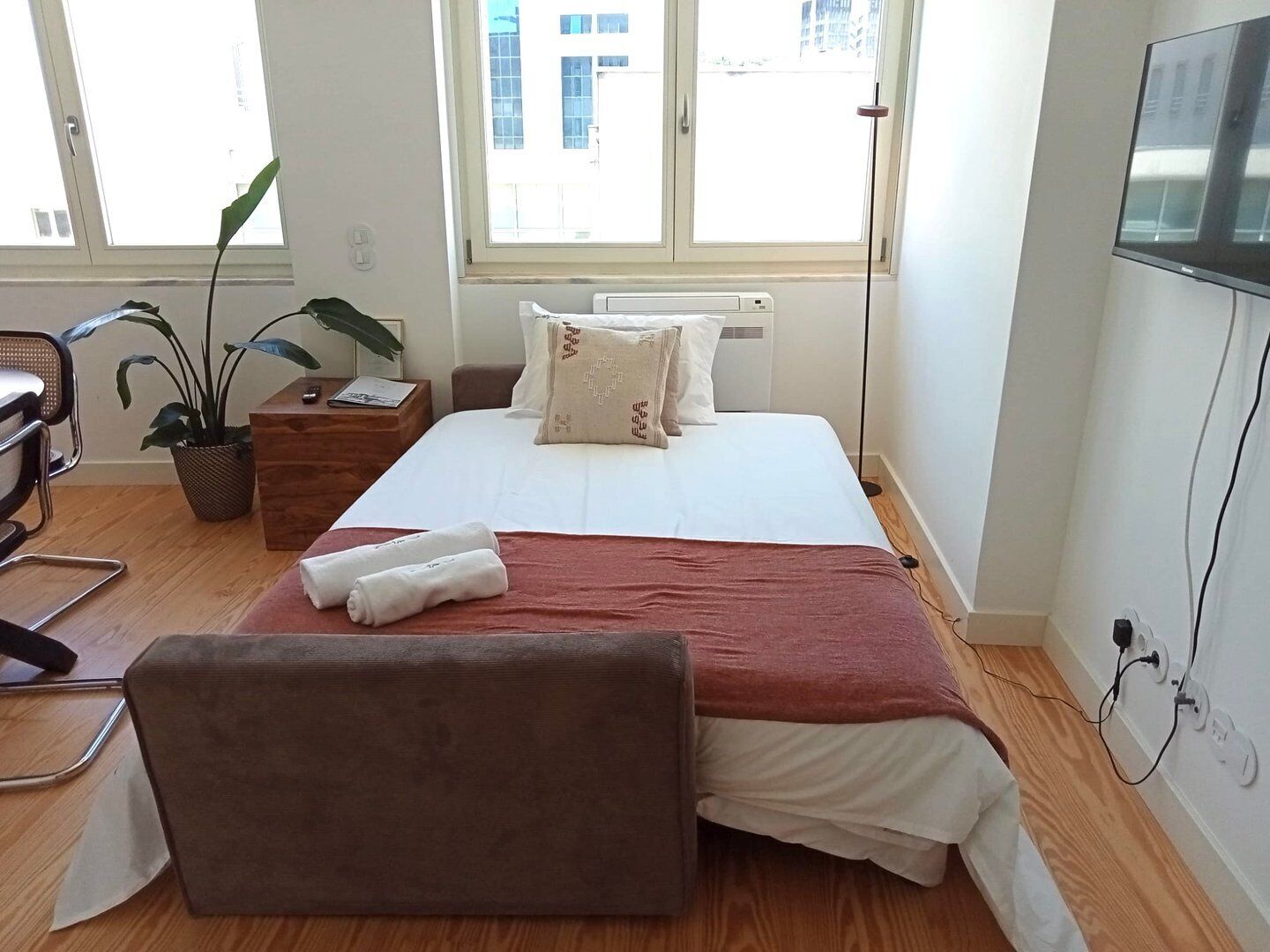 1 bedroom, desk, Internet, bed sheets