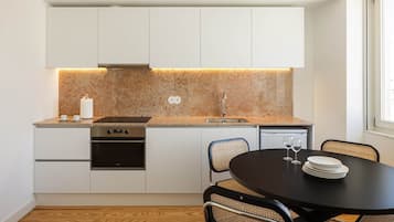 Fridge, microwave, oven, coffee/tea maker