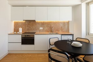 Fridge, microwave, oven, coffee/tea maker - Azul Downtown Apartments - Jardim (Coimbra)