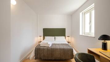 1 bedroom, desk, internet, bed sheets