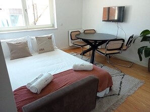 1 bedroom, desk, internet, bed sheets - Azul Downtown Apartments - Universidade (Coimbra)