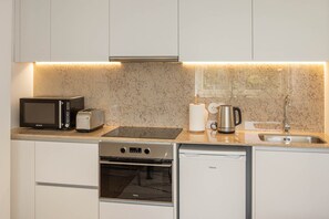 Jääkaappi, mikroaaltouuni, uuni, kahvin-/teenkeitin