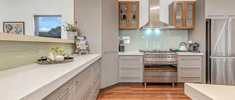 Fridge, microwave, stovetop, dishwasher