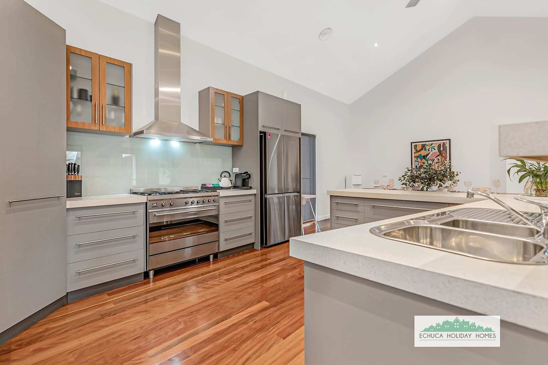 Køleskab, mikrobølgeovn, kogeplade, opvaskemaskine