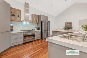 Refrigerador, microondas, parrilla de estufa y lavavajillas 