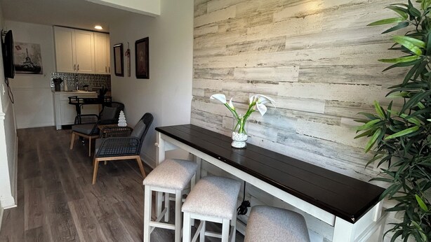 Unclassified image, 1 of 24, button - Charming 3-bedroom apartment in beautiful Hollywood with Hot Tub (Hollywood)