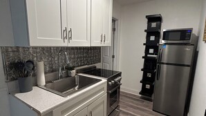 Unclassified image, 5 of 24, button - Charming 3-bedroom apartment in beautiful Hollywood with Hot Tub (Hollywood)