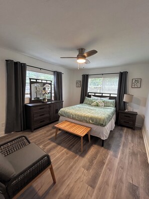 3 slaapkamers, een strijkplank/strijkijzer, gratis wifi, beddengoed