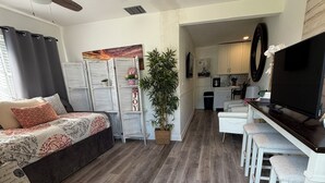 A compact living space with a sofa, a dining area, a kitchen, and a ceiling fan. - Charming 3-bedroom apartment in beautiful Hollywood with Hot Tub (Hollywood)