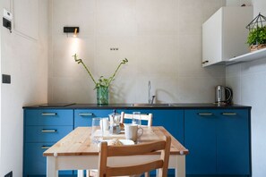 Fridge, cookware/dishes/utensils