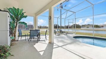 Alberca al aire libre y alberca climatizada