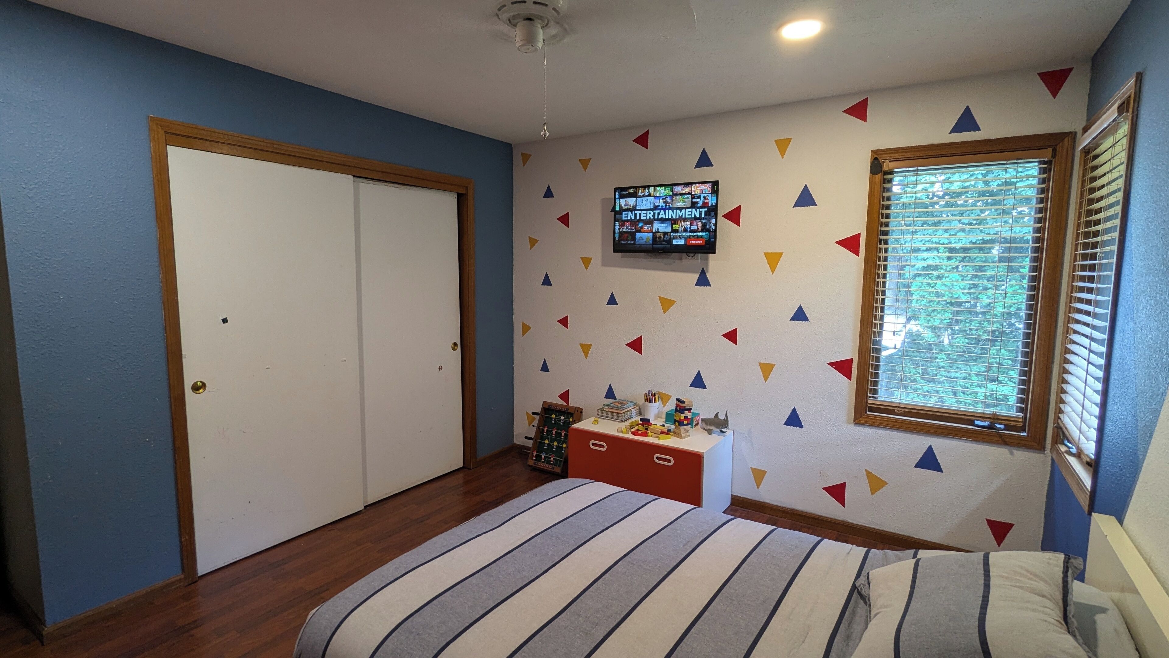 3 bedrooms, desk, iron/ironing board, travel cot