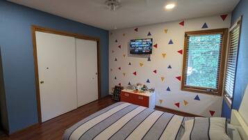 3 bedrooms, desk, iron/ironing board, travel cot