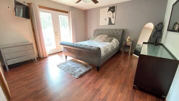 3 slaapkamers, een bureau, een strijkplank/strijkijzer, reisbedje