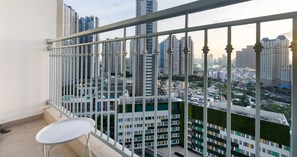 Apartamento básico, 3 quartos, sacada, vista para a cidade | Sacada