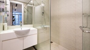 ベーシック アパートメント 3 ベッドルーム バルコニー シティビュー | バスルーム | レインフォールシャワー、デザイナーバスアメニティ、ヘアドライヤー、スリッパ