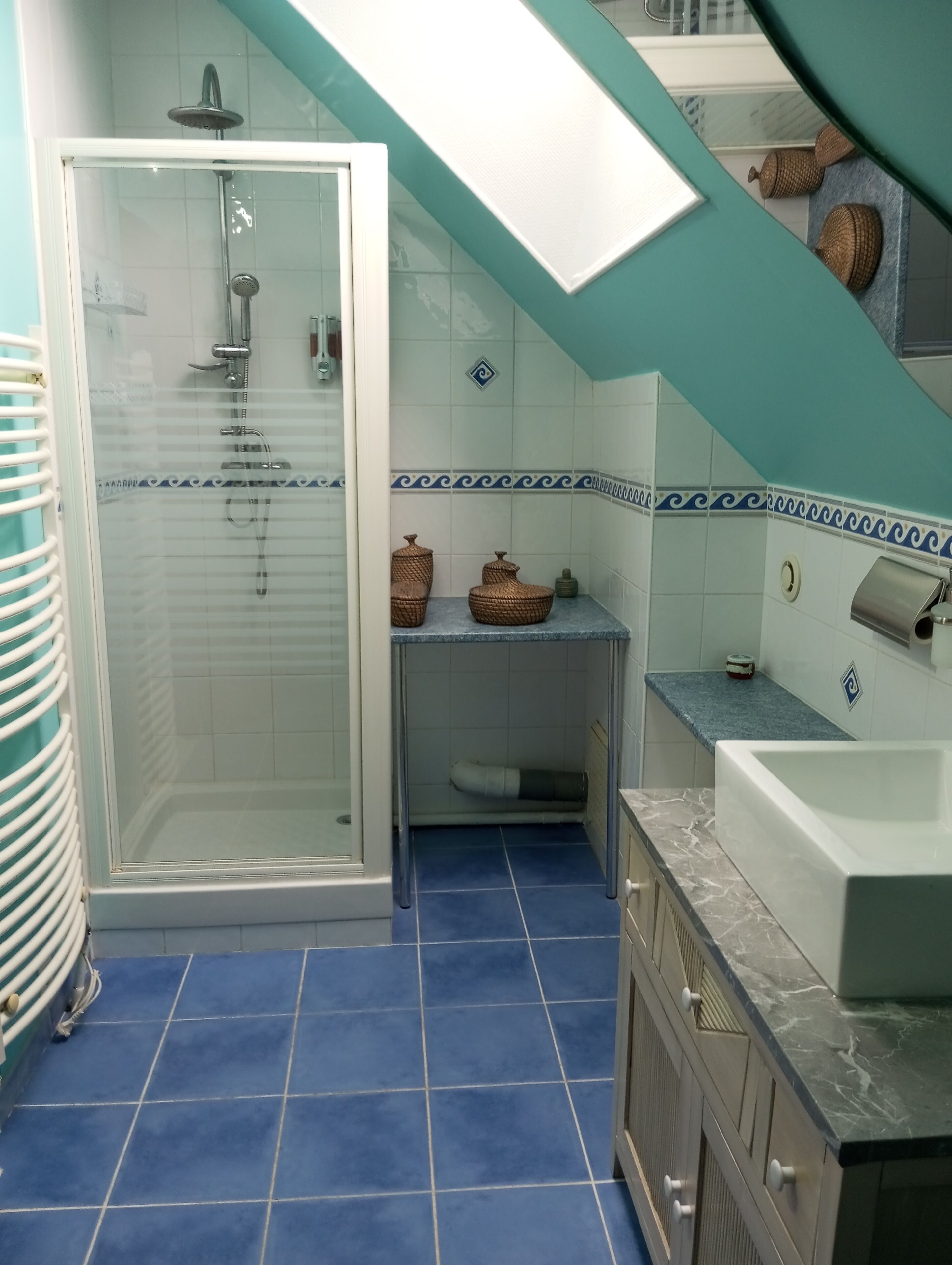 Douche, sèche-cheveux, serviettes fournies, savon