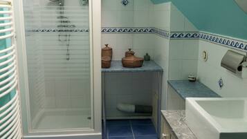 Douche, sĂšche-cheveux, serviettes fournies, savon