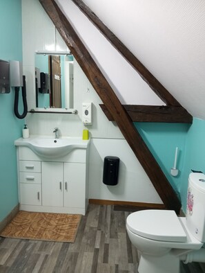 Dusj, hårføner, håndklær og såpe