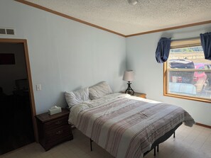 3 室のベッドルーム、WiFi (無料)、ベッドシーツ