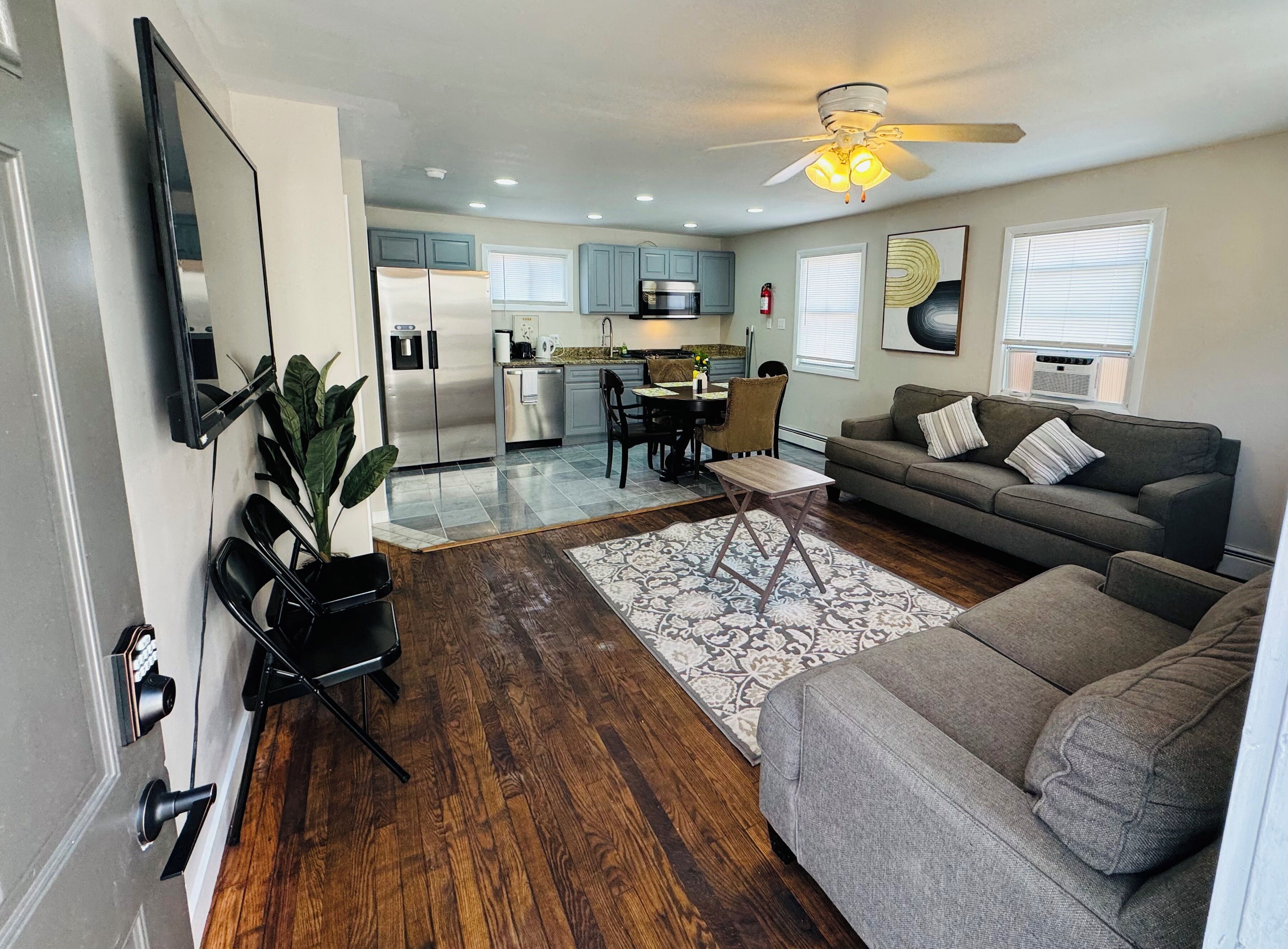 Pet-Friendly 2-Bedroom Apartment Near the Beach