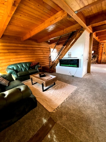 Smart TV, fireplace, DVD player. Stay at this super, cozy, country cabin in Caldwell, Idaho off of I84.