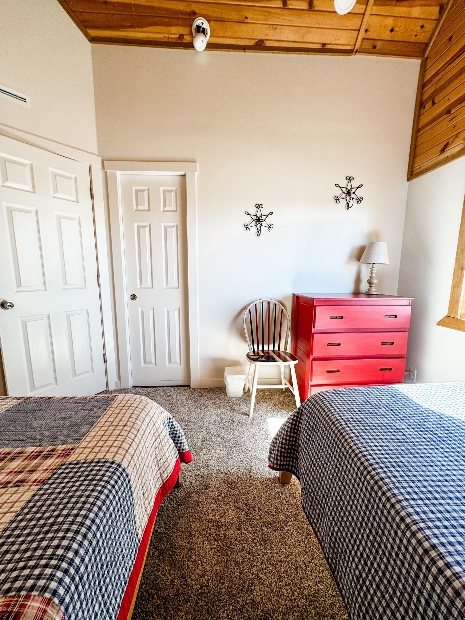 2 chambres, coffres-forts dans les chambres, fer et planche à repasser