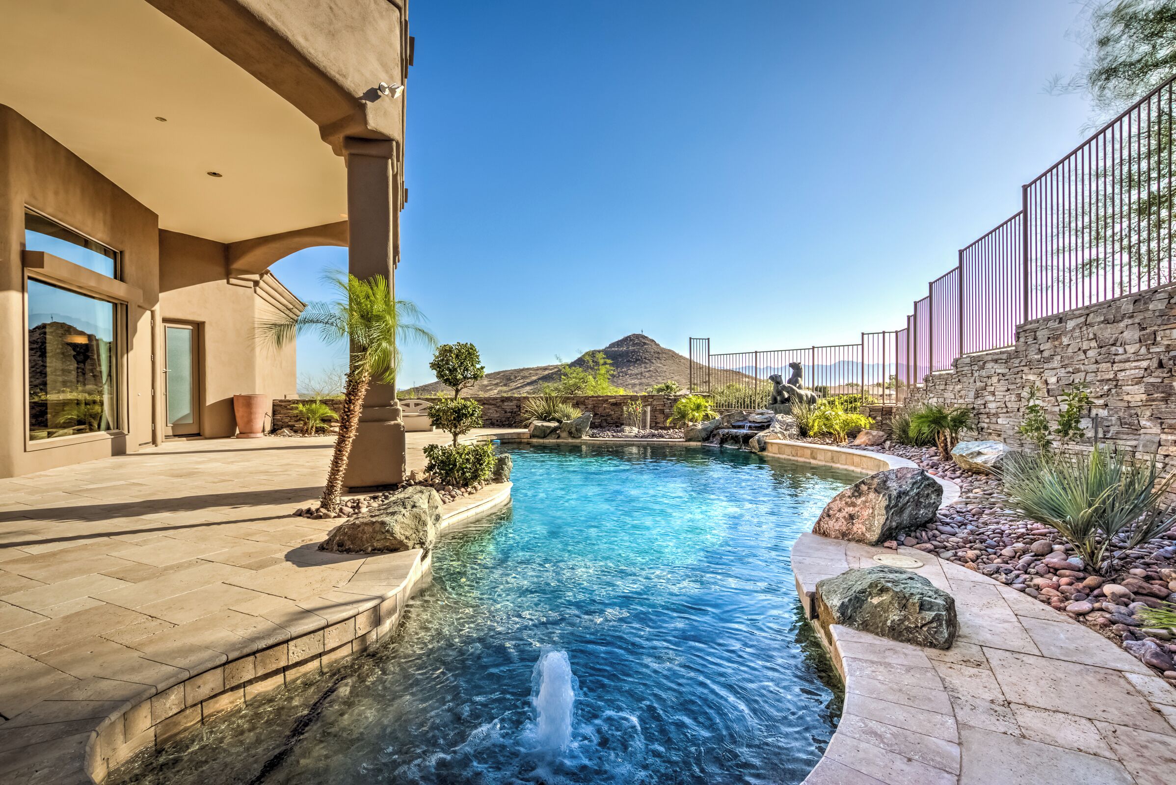 Hilltop Dreamhouse: Your Luxurious Picture-Perfect Getaway