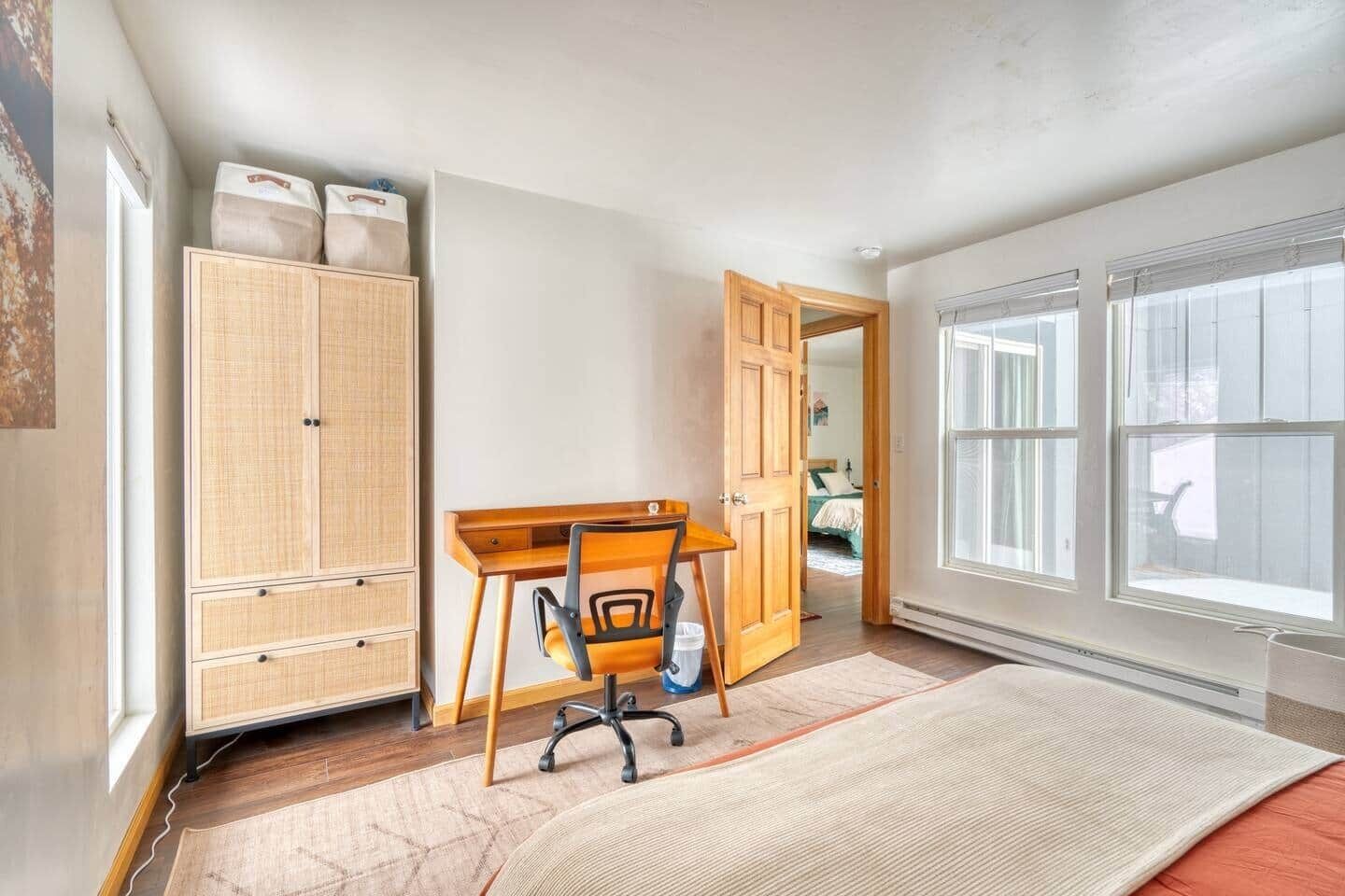 2 slaapkamers, een strijkplank/strijkijzer, wifi, beddengoed