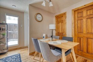 Dining - Cozy mid-century getaway near Downtown (Bend)