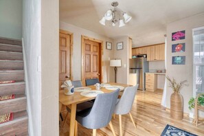Dining - Cozy mid-century getaway near Downtown (Bend)