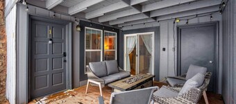 Cozy mid-century getaway near Downtown