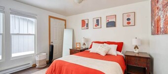 Cozy mid-century getaway near Downtown