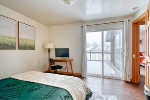 2 bedrooms, iron/ironing board, WiFi, bed sheets - Cozy mid-century getaway near Downtown (Bend)