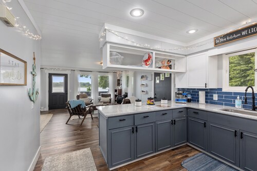 Coady Lakefront Bliss - 4BR - Hot Tub - Boat - Kayak