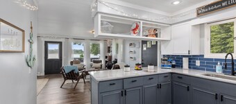 Coady Lakefront Bliss - 4BR - Hot Tub - Boat - Kayak